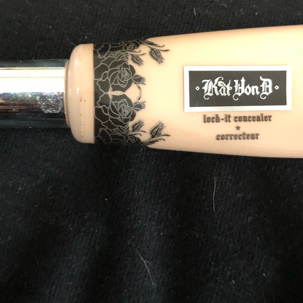 Kat Von D lock-it concealer